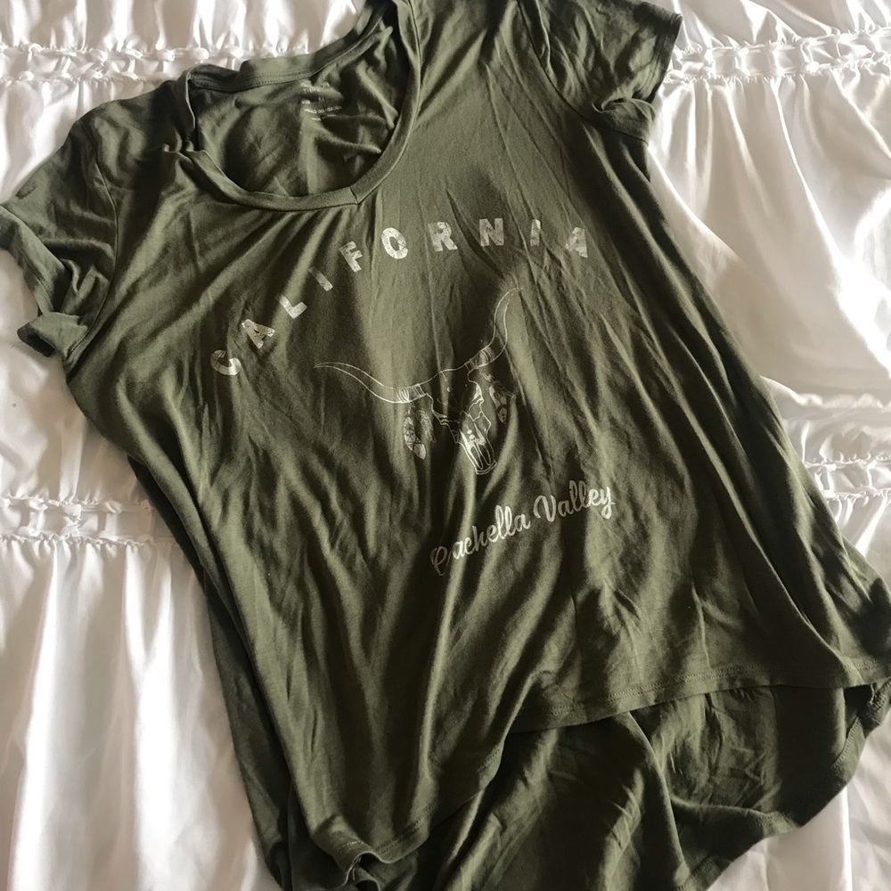 Adorable basic olive green tee 💚